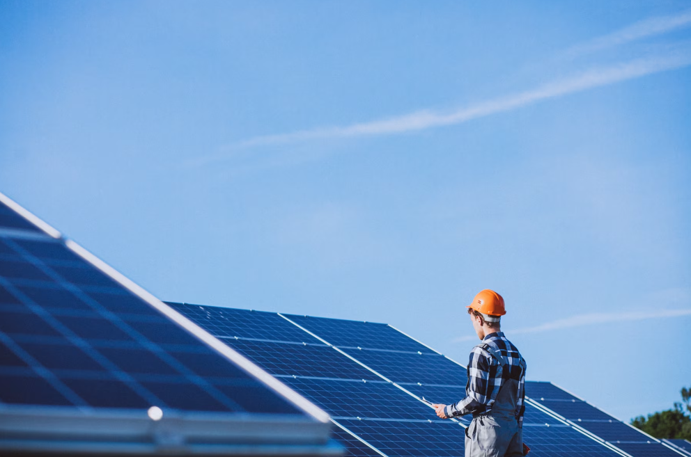 Mantenimiento de Placas Solares en Gandía: Asegurando tu Inversión en Energía Sostenible ¿Quieres mantener el máximo rendimiento y eficiencia de tus placas solares en Gandía? ¡Nosotros nos encargamos! Sabemos lo importante que es mantener tus sistemas solares en condiciones óptimas para asegurar un suministro constante de energía sostenible. Como inversión valiosa para tu hogar o negocio, las placas solares requieren un mantenimiento regular para prolongar su vida útil y maximizar sus beneficios. En Gandía, nuestro equipo especializado en mantenimiento de placas solares está comprometido con ofrecerte soluciones confiables y eficientes. Realizamos servicios de limpieza profunda para eliminar la acumulación de polvo y suciedad, lo que podría reducir la eficiencia de tus paneles solares. Además, llevamos a cabo inspecciones exhaustivas para detectar cualquier problema potencial y realizar reparaciones rápidas antes de que se conviertan en complicaciones costosas. Nuestra misión es asegurarte que tu inversión en energía solar rinda al máximo. Con nuestro servicio de mantenimiento, no solo mantendrás tus placas solares en óptimas condiciones, sino que también estarás contribuyendo al medio ambiente al continuar generando energía limpia y renovable. ¡Contáctanos hoy mismo y programa tu servicio de mantenimiento! Nuestro equipo experto está aquí para ayudarte a aprovechar al máximo tus sistemas de energía solar.